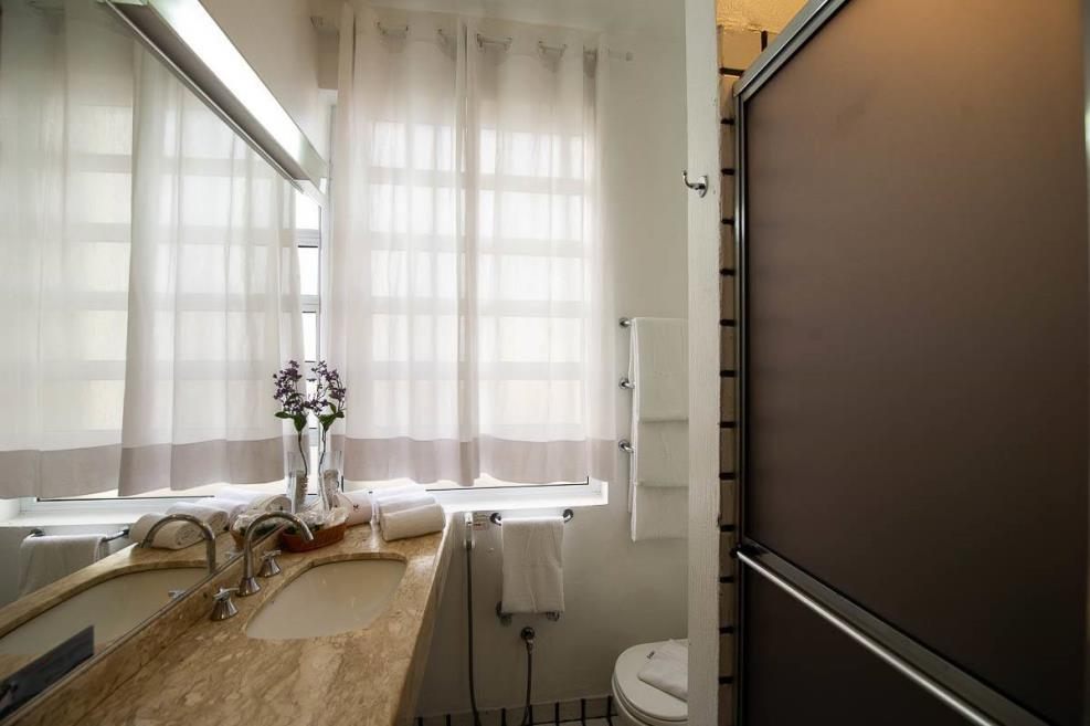 Hotel Normandie — quadruplo banheiro 02