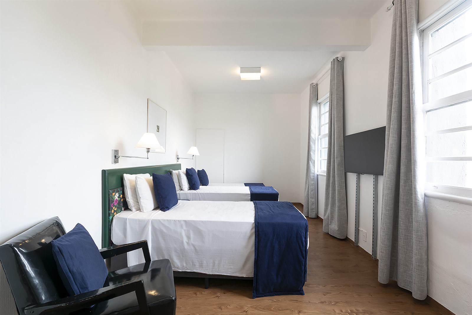 Hotel Normandie — quarto azul poltrona