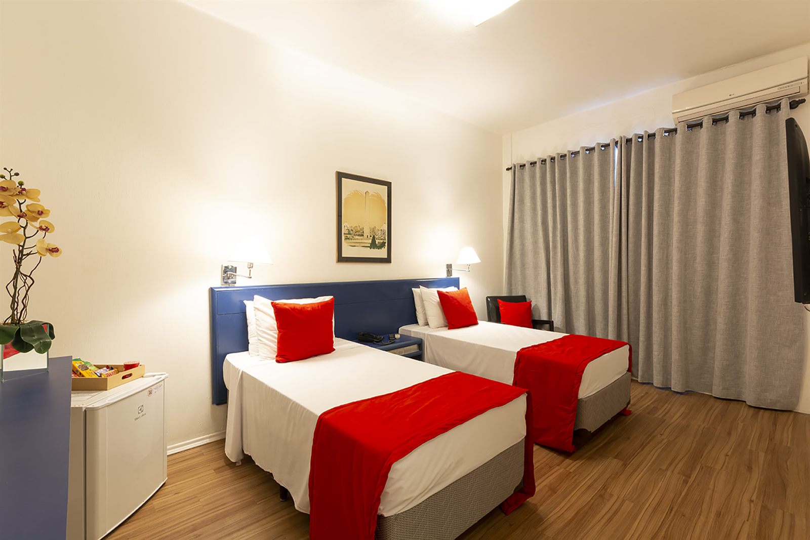 Hotel Normandie — quarto triplo vermelho 01