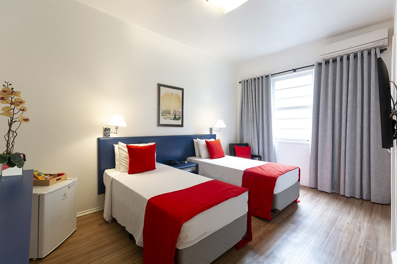 Hotel Normandie — quarto triplo vermelho 02